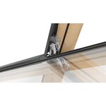 RoofLITE+ TRIO PINE | trä, pivåhängt, trippelglas takfönster