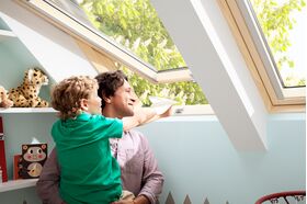 Takfönster VELUX GLL-B 1064B | klarlackat furu med ljuddämpande 3-glas och bottenhandtag