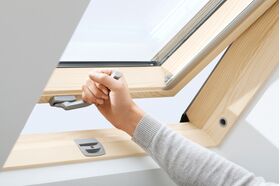 Pivåhängt takfönster med nedre handtaget VELUX GZL-B 1051 | 2-glas, klarlackat furu