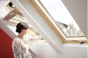 Pivåhängt takfönster med nedre handtaget VELUX GZL-B 1051 | 2-glas, klarlackat furu