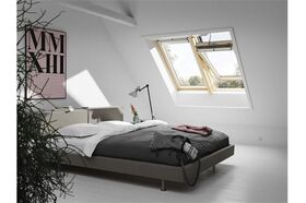 Soldriven takfönster VELUX GGL 3066 SOLAR | säkerhets 3-glas, klarlackat furu