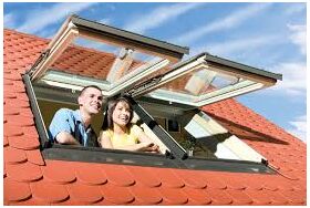 FAKRO FEP P2 | trä, tophängt, säkerhets dubbelglas evakueringsfönster