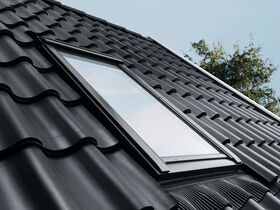 VELUX GGL 3068 | wooden, pivot roof window with safe 3-glazing