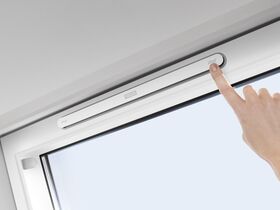 Pivåhängt takfönster med nedre handtaget VELUX GLU-B 0051 | 2-glas, Everfinish (träkärna med vitt hölje i polyuretan)