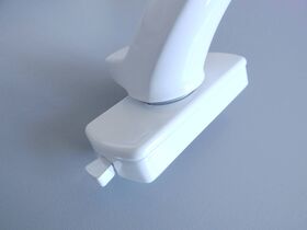 Push-button handle for SKYLIGHT roof windows