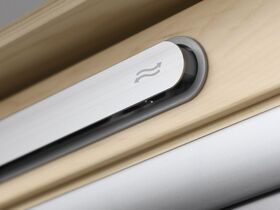 Pivåhängt takfönster med nedre handtaget VELUX GLL-B 1061 | 3-glas, Everfinish (träkärna med vitt hölje i polyuretan)