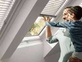 Pivåhängt takfönster med nedre handtaget VELUX GLU-B 0061 | 3-glas, Everfinish (träkärna med vitt hölje i polyuretan)