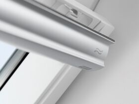 Pivåhängt takfönster med nedre handtaget VELUX GLU-B 0064 | 3-glas, Everfinish (träkärna med vitt hölje i polyuretan)