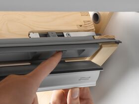 Pivåhängt takfönster VELUX GLL 1064 | 3-glas, klarlackat furu