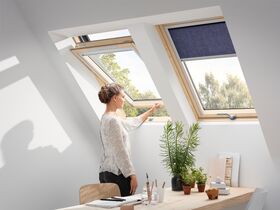 Takfönster VELUX GLL-B 1064B | klarlackat furu med ljuddämpande 3-glas och bottenhandtag