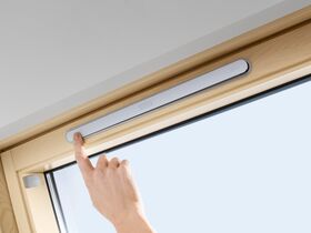 Pivåhängt takfönster med nedre handtaget VELUX GZL-B 1051 | 2-glas, klarlackat furu
