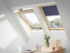 Pivåhängt takfönster med nedre handtaget VELUX GZL-B 1051 | 2-glas, klarlackat furu