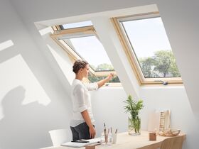 Pivåhängt takfönster med nedre handtaget VELUX GZL-B 1051 | 2-glas, klarlackat furu