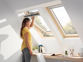 Pivåhängt takfönster VELUX GZL 1051 | 2-glas, klarlackat furu