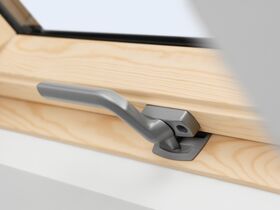 Pivåhängt takfönster med nedre handtaget VELUX GZL-B 1051 | 2-glas, klarlackat furu