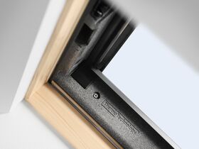 Pivåhängt takfönster VELUX GLL 1061 | 3-glas, klarlackat furu