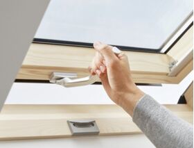 Takfönster VELUX GLL-B 1064B | klarlackat furu med ljuddämpande 3-glas och bottenhandtag