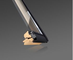 VELUX GGL 3068 | wooden, pivot roof window with safe 3-glazing
