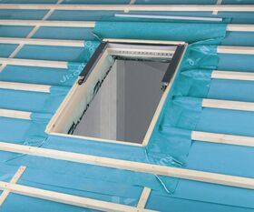 Air permeable underfelt collar for roof windows