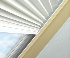 FAKRO APS | Genomskinlig plisségardin för takfönster FAKRO ✓ OptiLight ✓ ARON ✓ ARTENS