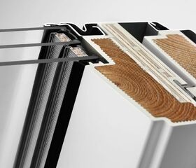 Pivåhängt takfönster med nedre handtaget VELUX GLU-B 0061 | 3-glas, Everfinish (träkärna med vitt hölje i polyuretan)