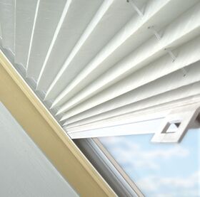 FAKRO APS | Genomskinlig plisségardin för takfönster FAKRO ✓ OptiLight ✓ ARON ✓ ARTENS