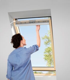Pivåhängt takfönster VELUX GLL 1064 | 3-glas, klarlackat furu